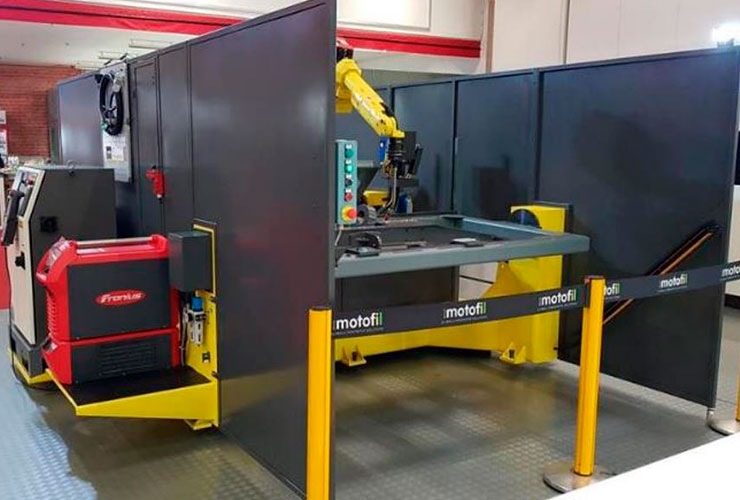 CÉLULA DE SOLDA ROBOTIZADA (FANUC) COM MESAS ROTATIVAS E SOLDA FRONIUS