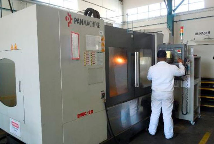 CENTRO DE USINAGEM CNC BARON MAX EMC-28 COMANDO SIEMENS 828D COM MESA DE 1700 X 600 CAPACIDADE LIMITE DE PESO 1.500 KG